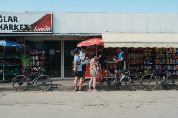 cyclistes devant une épicerie en turquie
